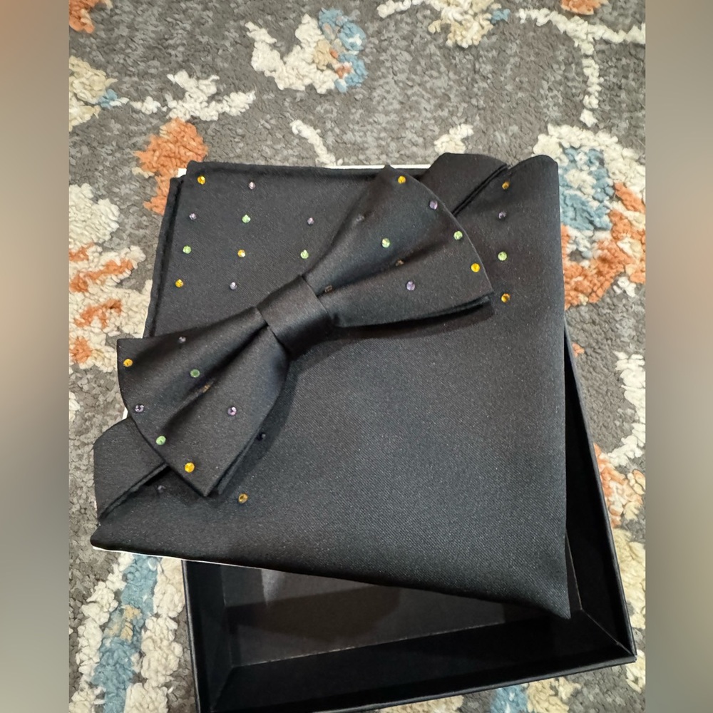 NWT Pronto Uomo Men’s Pre-Tied Bow Tie and Pocket Square Set Mardi Gras Black